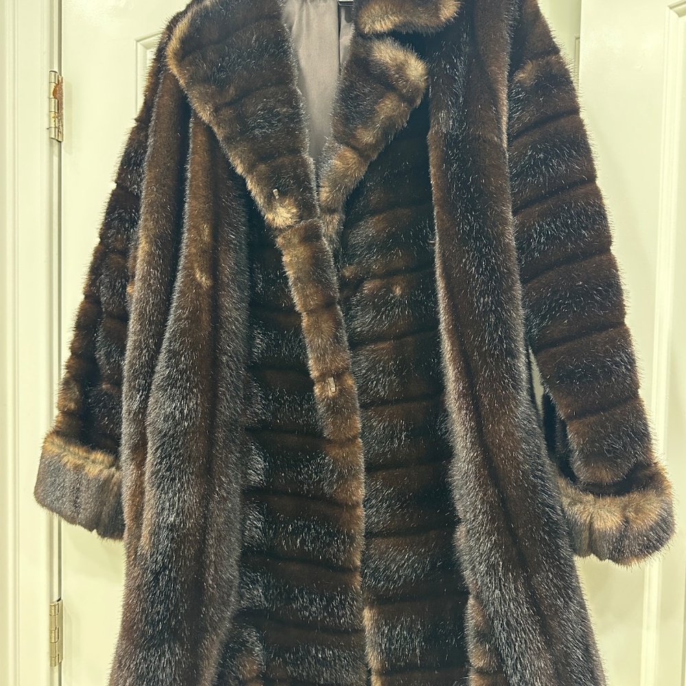 LUXURIOUS FAUX FUR COAT - Picture 2 of 9